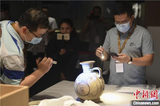 2020年6月，在長(zhǎng)沙博物館舉行“從地中海到中國(guó)：絲路寶藏——平山郁夫絲綢之路美術(shù)館藏文物展”前，專家開(kāi)箱鑒定文物。中新社記者 楊華峰 攝