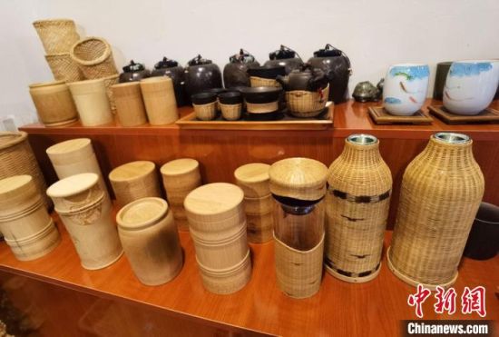 圖為展陳的一件件精致可愛的竹編農(nóng)具工藝品?！●T志軍 攝