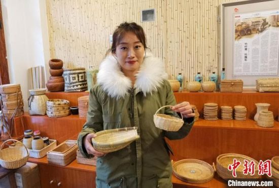 40多種精小玲瓏、純手工制作的新型盛食容器、居家工藝品等，每一件都令人愛不釋手。　馮志軍 攝