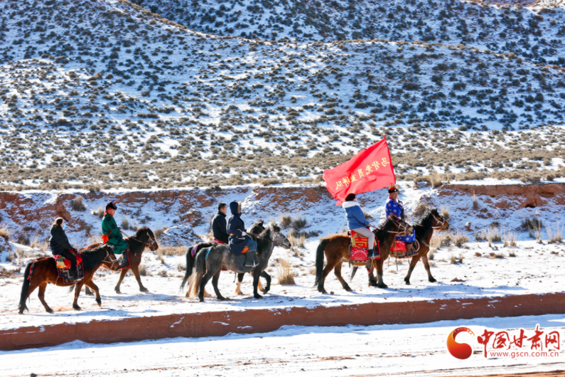 張掖甘州區(qū)平山湖鄉(xiāng)：騎馬踏雪送溫暖 