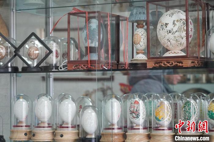 圖為吳義澤收藏柜內(nèi)的蛋雕作品?！【琶赖ぴ?攝