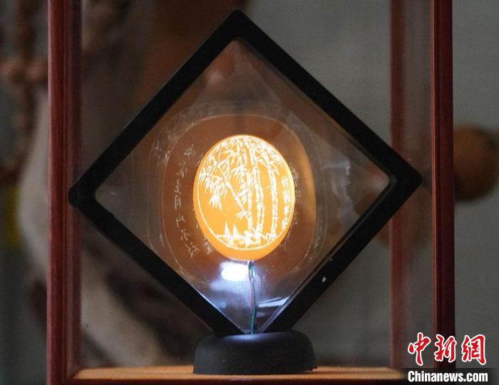 圖為吳義澤新包裝給蛋雕呈現(xiàn)立體感?！【琶赖ぴ?攝