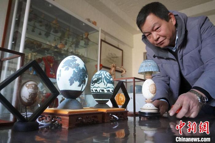 圖為吳義澤展示的最新創(chuàng)作的蛋雕作品?！【琶赖ぴ?攝