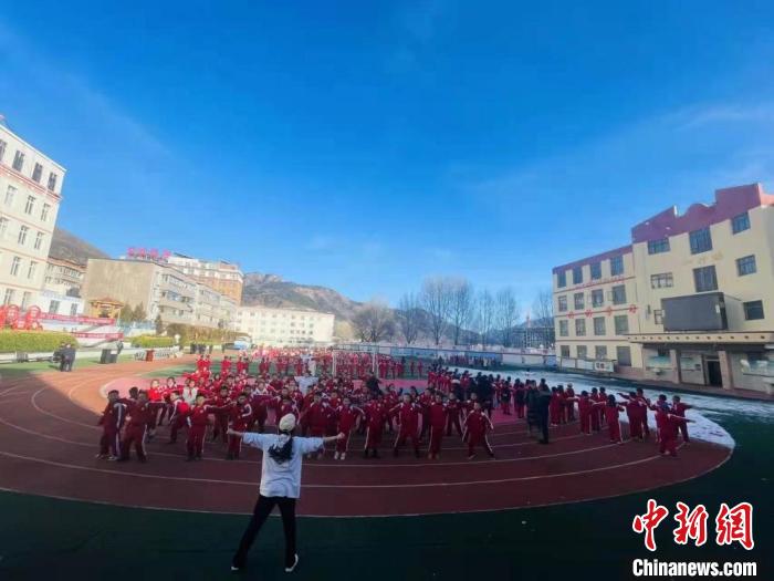 圖為街舞老師教授藏族學(xué)子跳街舞?！￡惿菩?攝