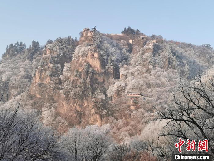 圖為崆峒山霧凇景色?！⌒煺袢A 攝