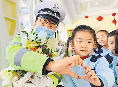 蘭州：交警走進幼兒園 帶著萌娃學(xué)交規(guī)