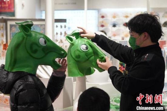 圖為“神馬來了”銅奔馬頭套。　九美旦增 攝