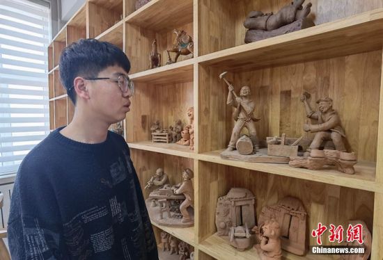 圖為學(xué)生介紹作品。 劉玉桃 攝