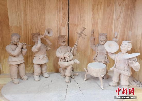 圖為泥塑作品展現(xiàn)人們娛樂場(chǎng)景。 劉玉桃 攝