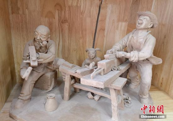 圖為泥塑作品。 劉玉桃 攝