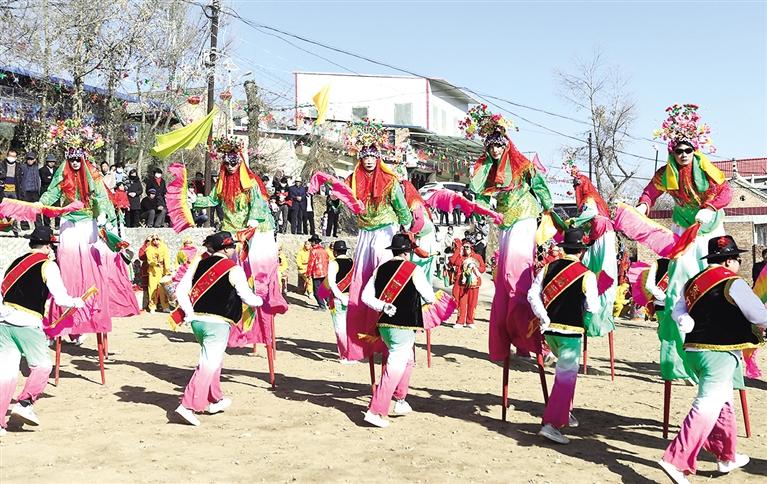 臨夏州和政縣城關(guān)鎮(zhèn)三谷村的農(nóng)民自發(fā)組織社火