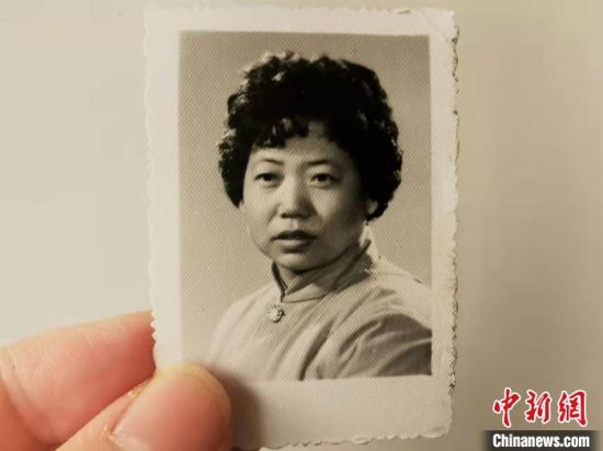 圖為20世紀(jì)80年代，蘭州照相館拍攝的人物肖像照，如今仍然有很多人選擇拍攝這樣的照片留作紀(jì)念?！⊥跄劣?攝