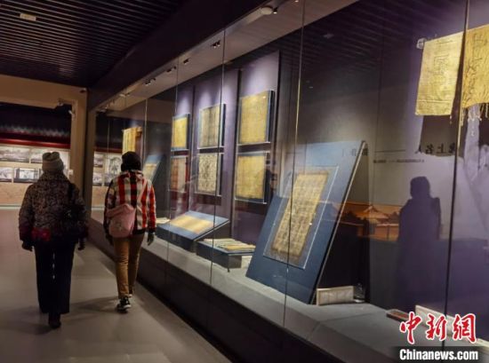 圖為蘭州市民參觀博物館展品?！⌒煅?攝