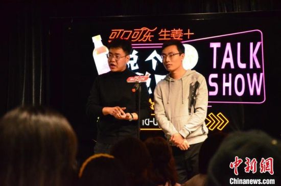 圖為脫口秀演員搭檔表演?！钅?攝