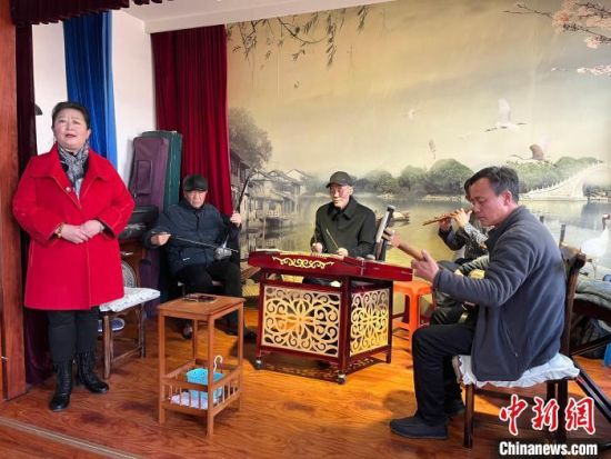 圖為蘭州鼓子表演者王常玉登臺演唱，她是這項(xiàng)入列國家級非物質(zhì)文化遺產(chǎn)的曲藝表演者中，為數(shù)不多的女演員。　張煜曼 攝