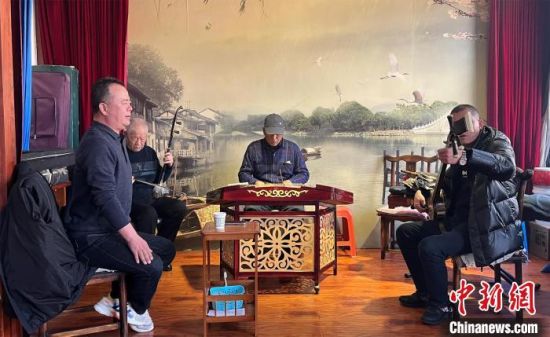 圖為蘭州鼓子愛好者在傳習(xí)所內(nèi)互相搭檔上臺演出?！堨下?攝