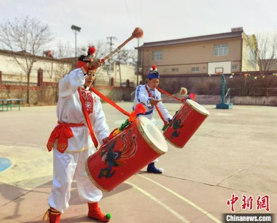 圖為劉玉均(右一)身穿青花服與隊員一起練習(xí)動作?!堟?攝 圖為劉玉均(右一)身穿青花服與隊員一起練習(xí)動作?!堟?攝
