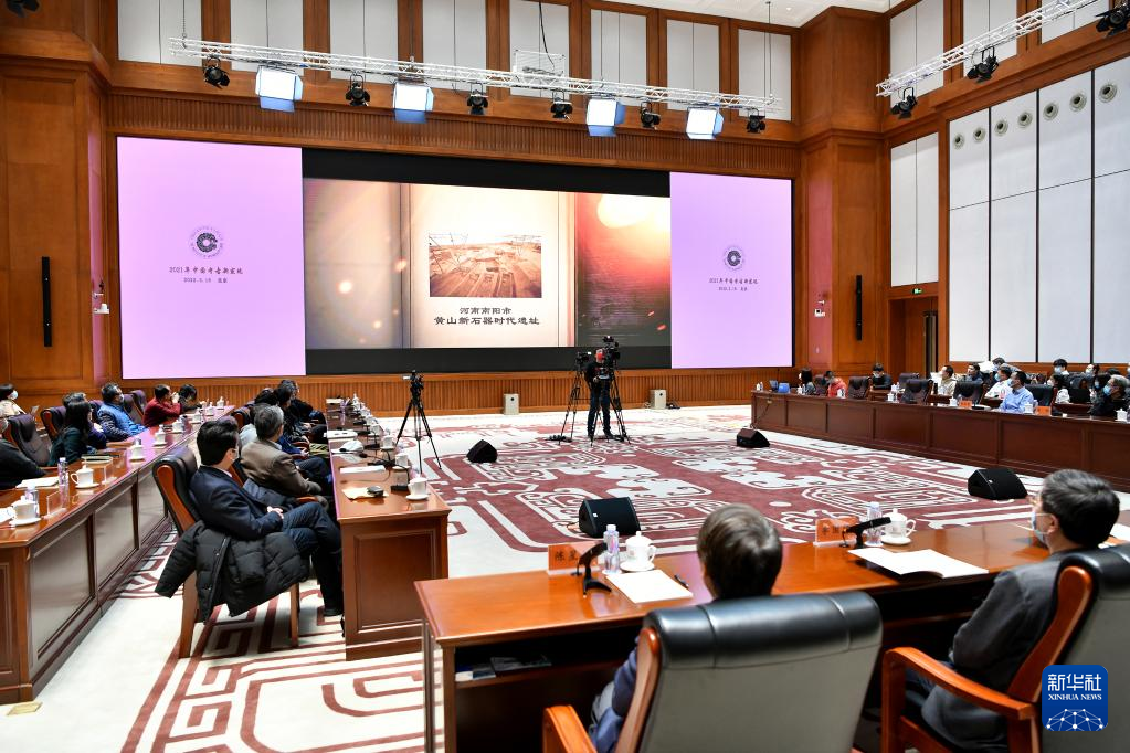 3月18日，在“中國社會科學院考古學論壇·2021年中國考古新發(fā)現(xiàn)”上，參會人員觀看宣傳視頻。