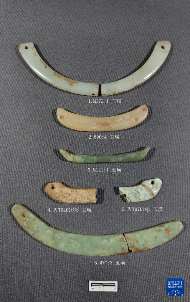 河南南陽市黃山新石器時代遺址出土的屈家?guī)X文化玉璜（資料圖）。