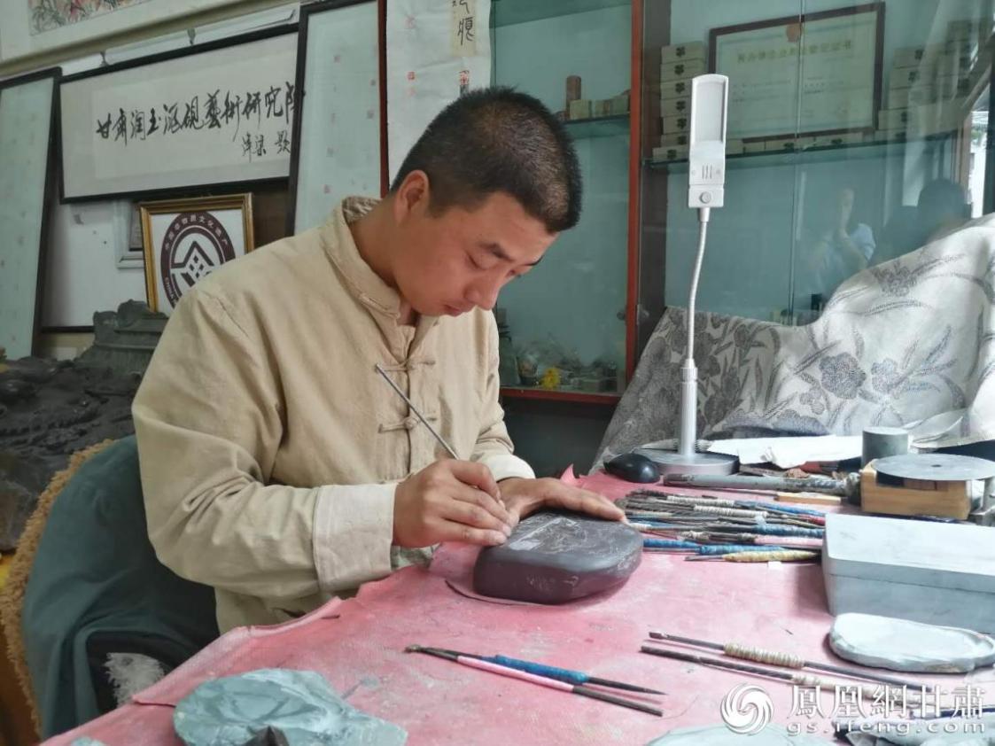 洮硯制作技藝第六代傳人、國家藝術(shù)基金資助青年藝術(shù)家、正高級(jí)洮硯雕刻藝術(shù)師李江平十年如一日專注于洮硯制作 圖源自網(wǎng)絡(luò)