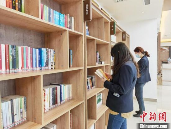 圖為在甘肅公航旅建設(shè)集團(tuán)有限公司的職工書(shū)屋，職工挑選書(shū)籍。　徐雪 攝