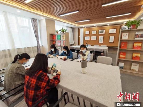 近日，在國(guó)網(wǎng)甘肅電力黨校職工書(shū)屋，正在舉行青年職工讀書(shū)交流活動(dòng)?！⌒煅?攝