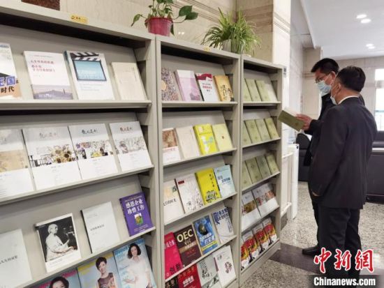 圖為國(guó)網(wǎng)甘肅電力黨校的職工書(shū)架?！⌒煅?攝