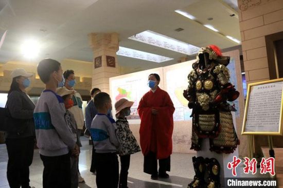該“唐朝明光鎧”吸引游人圍觀，盡顯中國古代工匠獨(dú)特設(shè)計(jì)和傳統(tǒng)甲胄文化的魅力。　張曉亮 攝