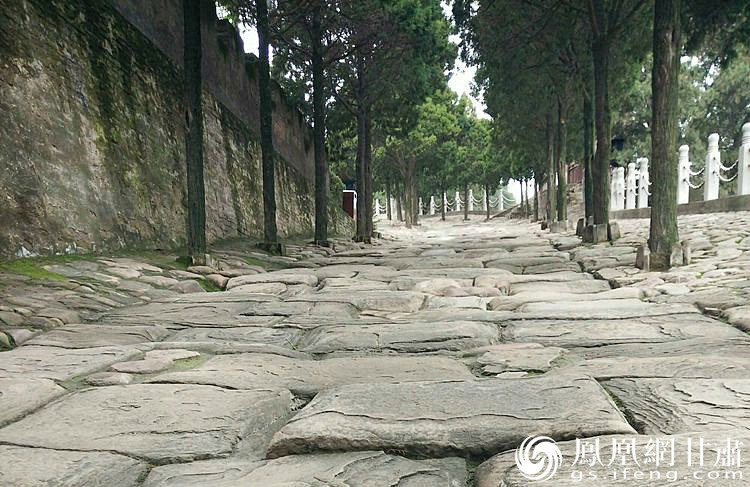 司馬遷祠的山崗下面有一段司馬古道，石條為北宋時鋪設，歷經(jīng)800余年的雨水沖刷、風化、人走車碾，石條上的車轍印是這里曾經(jīng)繁華的歷史見證，又好像昭示太史公一生的坎坷與悲壯。楊文遠 攝