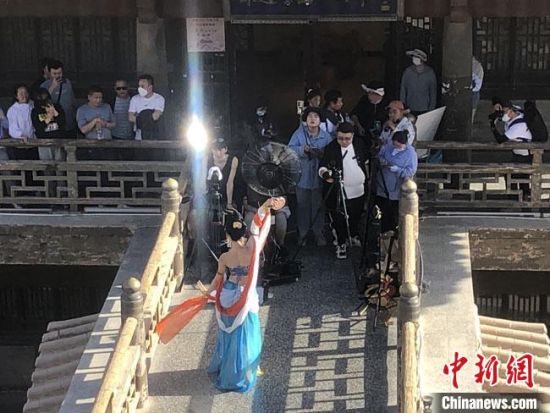 圖為5月以來(lái)，“奧大?！敝辈ガF(xiàn)場(chǎng)引游客圍觀。　敦煌市委宣傳部供圖