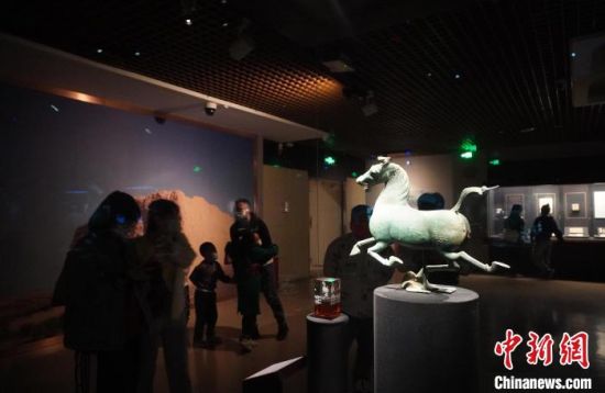 甘肅省博物館展出的“銅奔馬”吸引觀眾拍照留影。