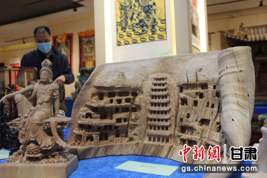 連日來，甘肅省工藝美術(shù)行業(yè)評(píng)審認(rèn)定工作會(huì)議在蘭州舉行。圖為以敦煌莫高窟為題材的木雕作品《守護(hù)》。徐雪 攝