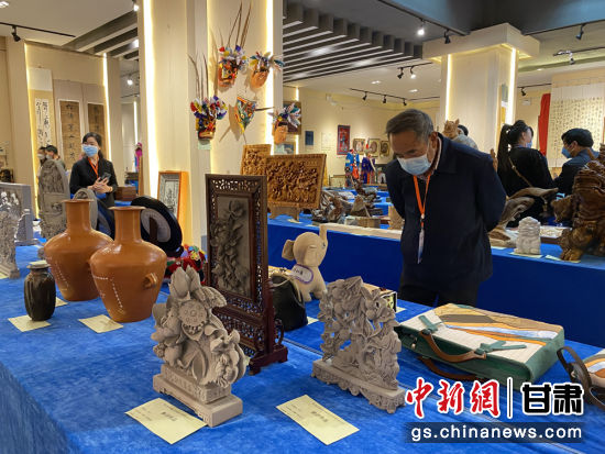 來自全省的近800件作品進(jìn)入專家評(píng)審環(huán)節(jié)，作品涵蓋雕塑雕刻、漆器、工藝花畫等多個(gè)類別。徐雪 攝