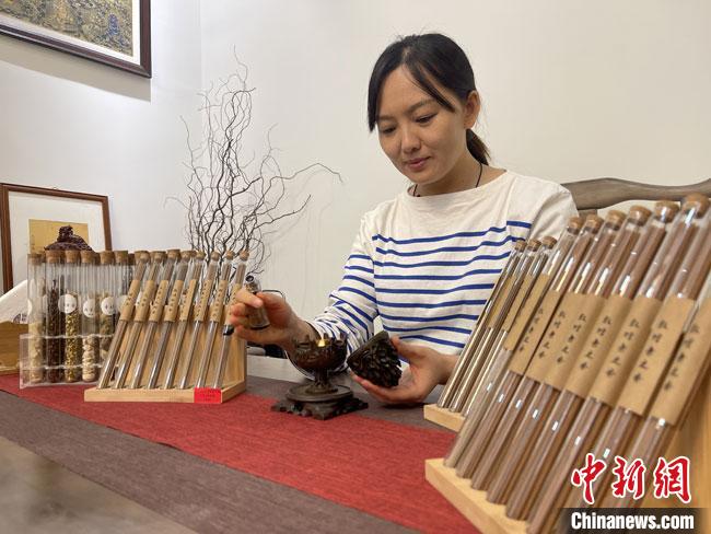圖為魯雯展示燃香禮儀?！「攥?攝