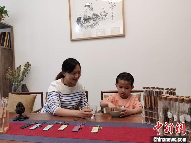 圖為魯雯為小學員授課和培訓?！●T志軍 攝