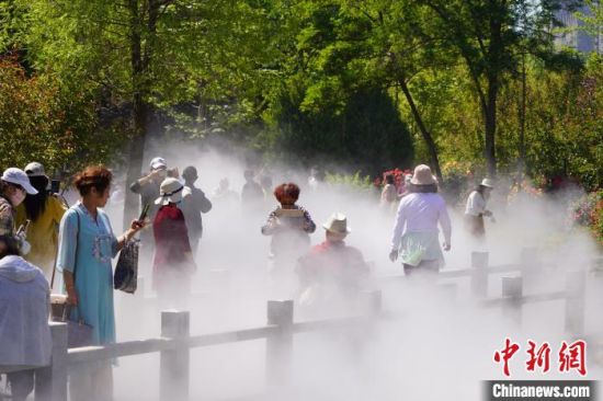 蘭州市寓言故事園化身“瑤池”仙境美景，吸引不少市民前來觀賞、拍照?！【琶赖┰?攝