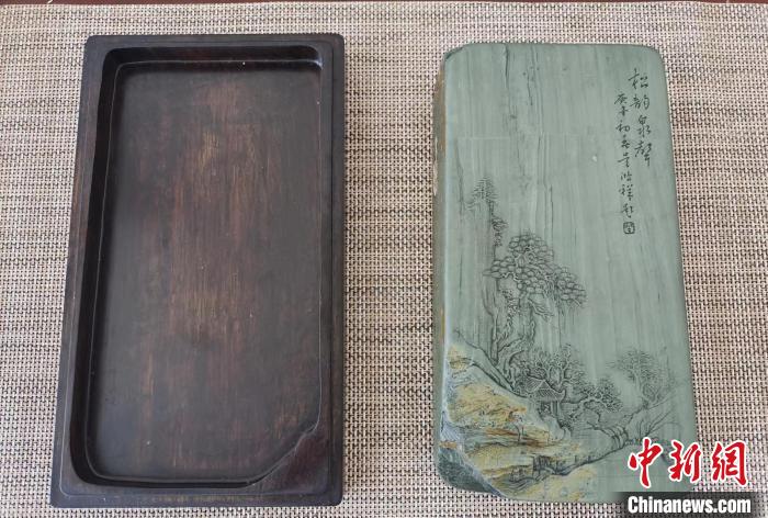 圖為甘肅甘南州洮硯藝人為提升洮硯文化內涵，制作“一盒一拓”成品展示。(資料圖) 張婧 攝