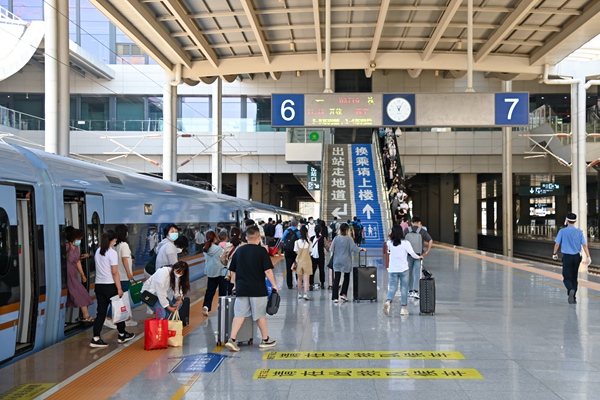 暑運(yùn)大幕開啟。蘭州鐵路局供圖