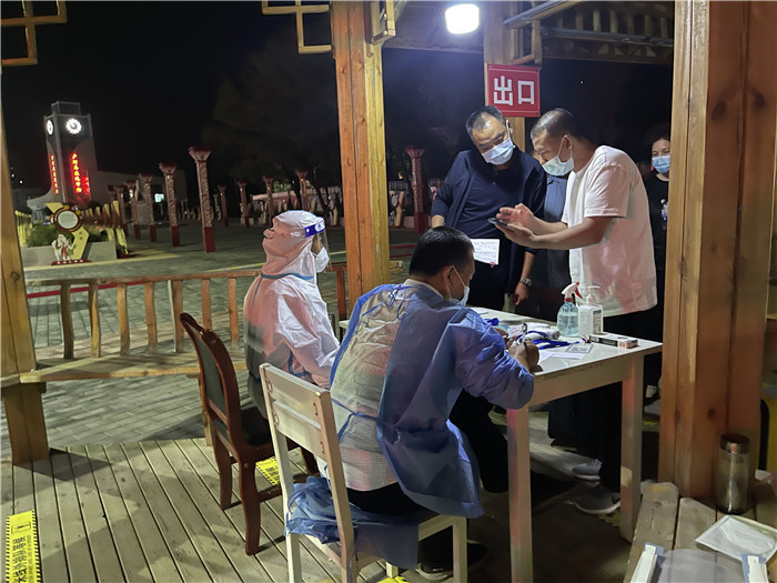 臨夏州紀(jì)委監(jiān)委督查組在廣河縣高速路口監(jiān)督檢查疫情防控措施落實(shí)情況。.jpg