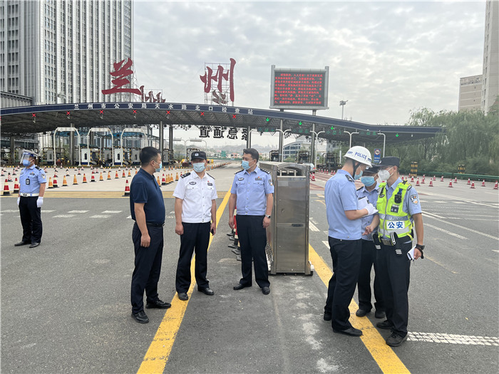 7月13日，蘭州市紀委監(jiān)委第四監(jiān)督檢查室聯(lián)合市紀委監(jiān)委派駐市公安局紀檢監(jiān)察組檢查環(huán)蘭檢查站疫情防控措施落實情況。.jpg