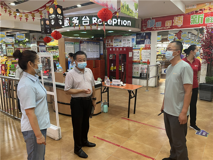 7月15日，酒泉市玉門市疫情防控督查組在隴商聯(lián)華超市監(jiān)督檢查疫情防控措施落實情況。 .jpg