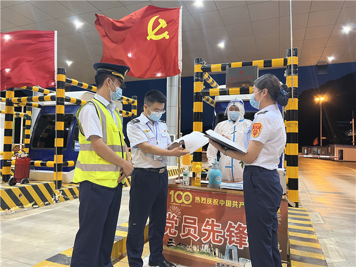 7月16日，甘肅省公航旅渭武高速運營公司紀檢監(jiān)察干部深入宕昌西收費站督查疫情防控措施落實情況。陳強 攝.jpg