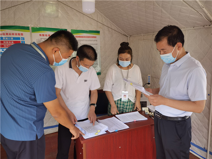 7月18日，慶陽市紀委監(jiān)委督查組在慶陽汽車北站了解來慶返慶人員信息登記、四級網(wǎng)格落實等疫情防控措施落實情況。 張霖森 攝.jpg