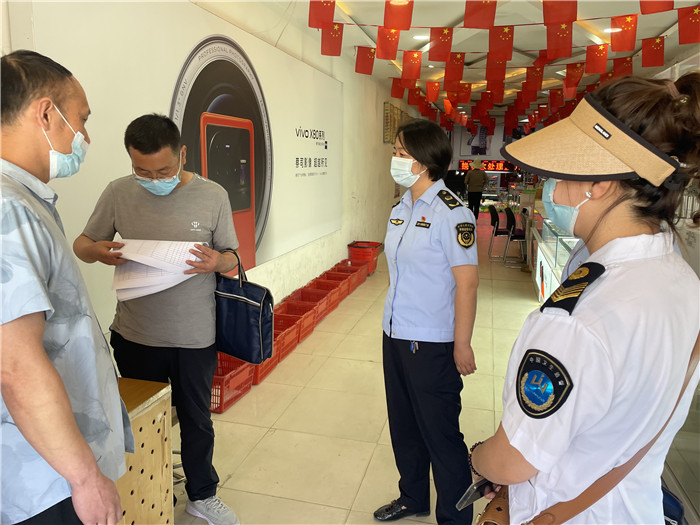 7月20日，定西市漳縣紀委監(jiān)委駐縣衛(wèi)生健康局紀檢監(jiān)察組抽調(diào)縣市場監(jiān)管局、衛(wèi)建局工作人員,深入新寺鎮(zhèn)萬家超市查看人員出入登記、環(huán)境消殺等。 蔣湘濤 攝.jpg