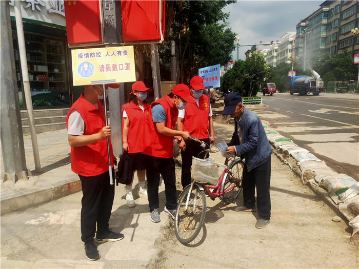 7月21日，定西市通渭縣紀委監(jiān)委機關(guān)志愿者在城區(qū)開展“不聚集、戴口罩”志愿活動。.jpg
