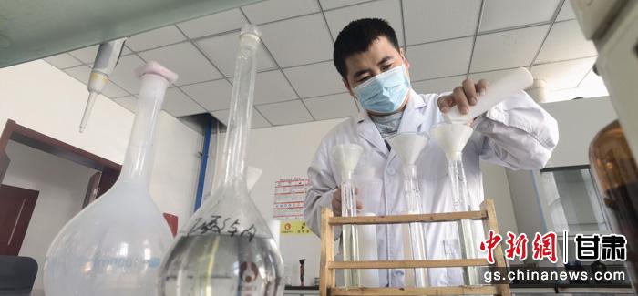 圖為甘肅科技集團化工研究院有限責任公司工作人員正在做實驗。魏建軍 攝