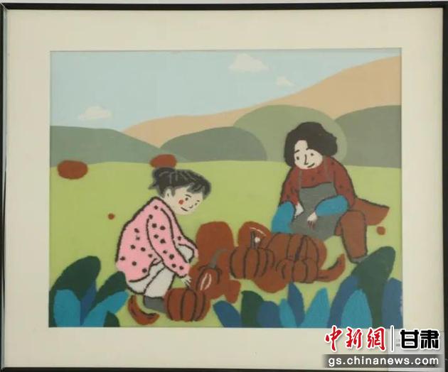 嘉峪關市新城鎮(zhèn)新城村農(nóng)業(yè)產(chǎn)業(yè)園區(qū)內(nèi)，母女兩人在摘南瓜。刺繡 馬艾米乃 繡稿 敬紅霞