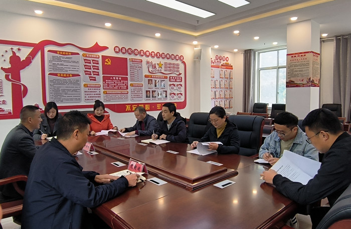 10月19日，康縣紀(jì)委監(jiān)委組織部分班子成員，辦公室、信訪室、案管室、審理室、紀(jì)檢監(jiān)察室等相關(guān)工作人員開展黨的二十大報(bào)告專題討論。.jpg