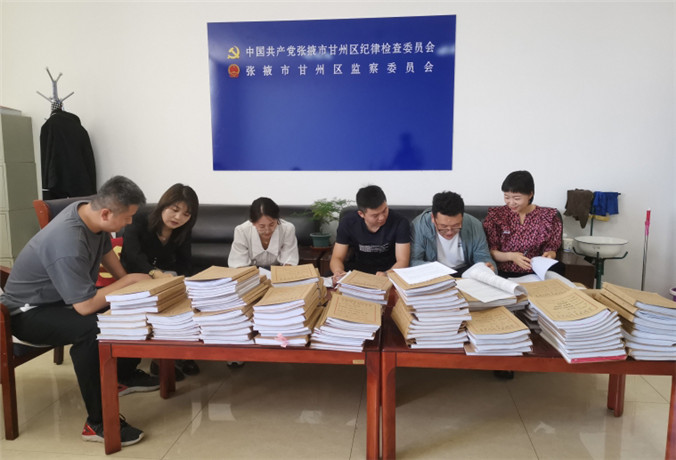甘州區(qū)紀(jì)檢監(jiān)察干部會同財政、審計工作人員開展玉米制種款管理使用清查工作.jpg