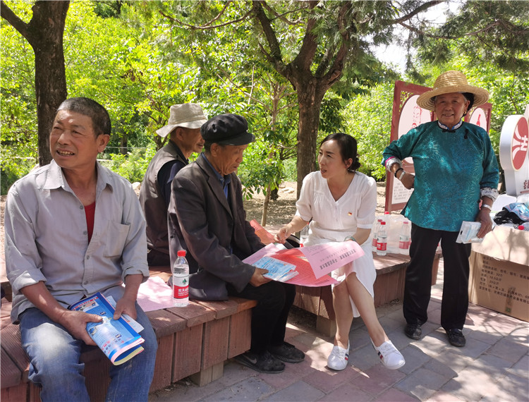 5.宕昌縣新城子藏族鄉(xiāng)紀(jì)委開展信訪舉報(bào)宣傳，幫助廣大基層黨員干部提高黨紀(jì)法規(guī)意識(shí).jpg